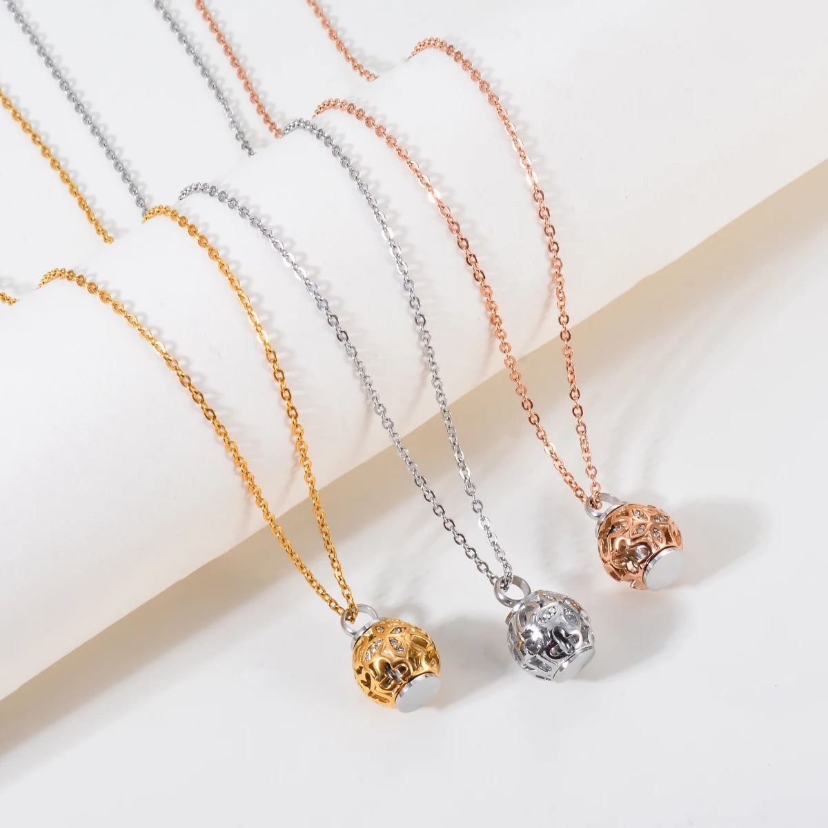 Papilora™ Ashanger Vlinder Bal met Kristal – Gedenksieraad in Zilver en Goud Silverleven