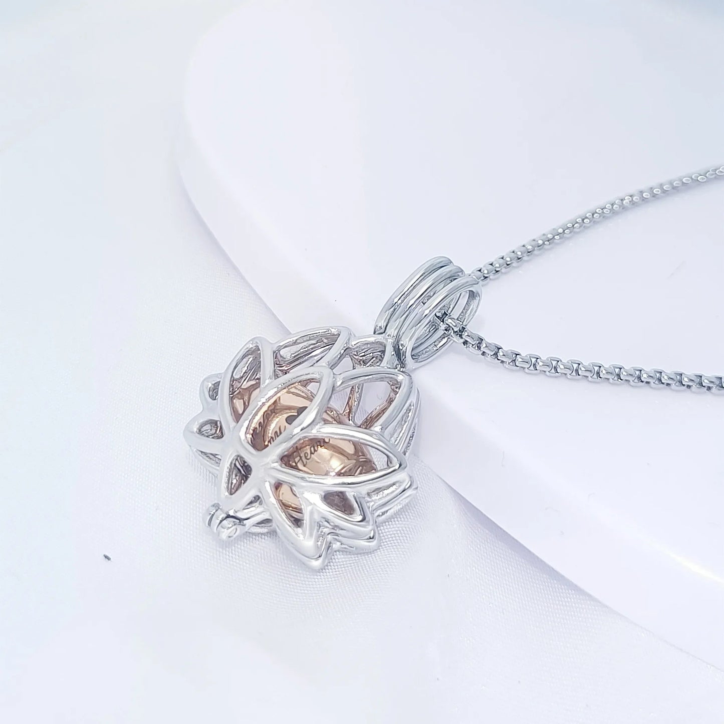Lotysa™ Ashanger Lotus – Gedenksieraad in Zilver, Zwart en Goud Silverleven