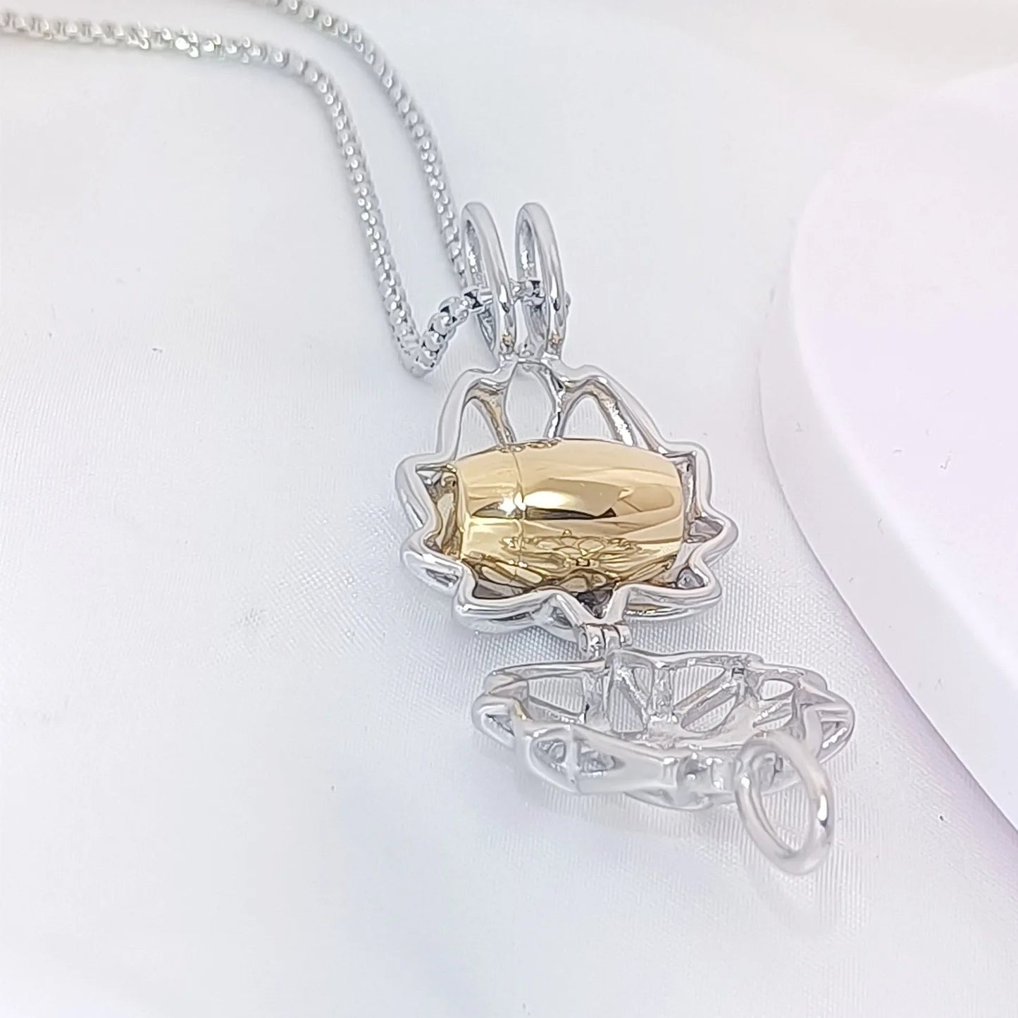 Lotysa™ Ashanger Lotus – Gedenksieraad in Zilver, Zwart en Goud Silverleven